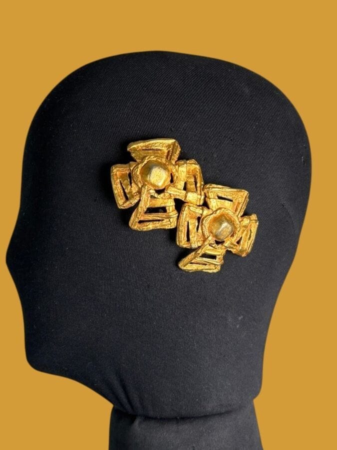 CHRISTIAN LACROIX Made in France  Paire de clips d'oreilles croix  en métal doré ajouré  - signée 
4,8x4,8 cm
(légère usure de dorure)