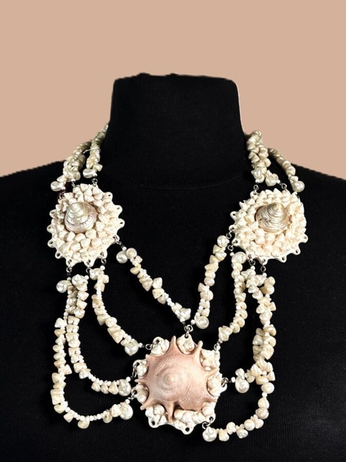 CHANTAL THOMASS Layered draped necklace with shell motifs and white and pink resin—signed on the motifs 
Length: 55 cm