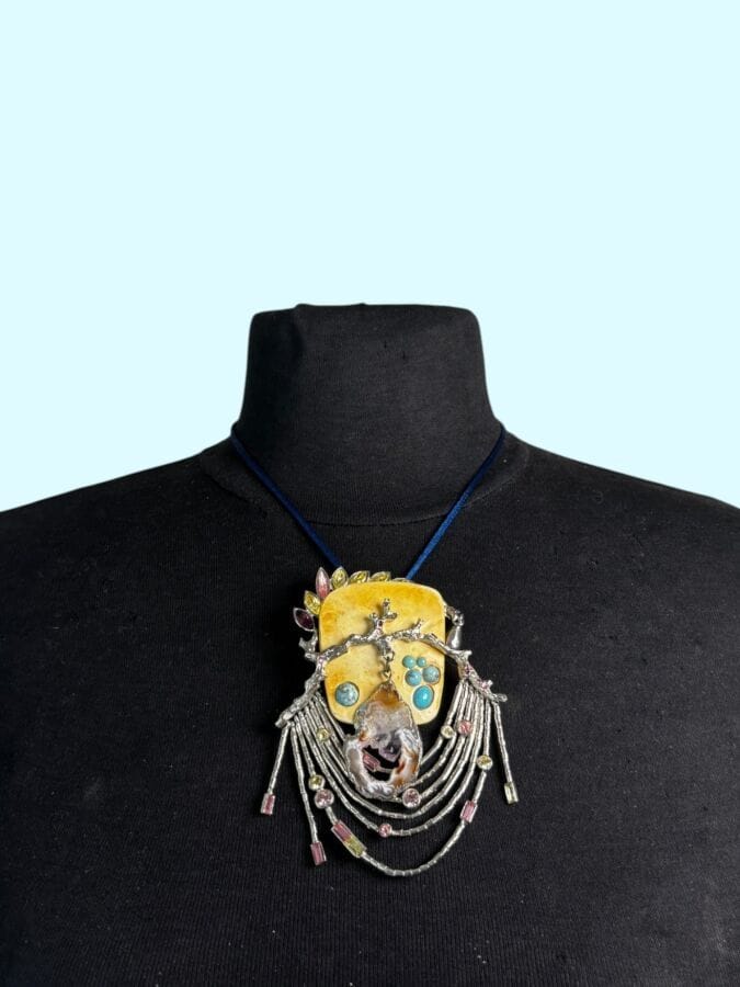 CHRISTIAN LACROIX Made in France  Pendentif broche moderniste en métal patiné argent émail strass et tranches d'agate - signé
10 x 7,5 cm
