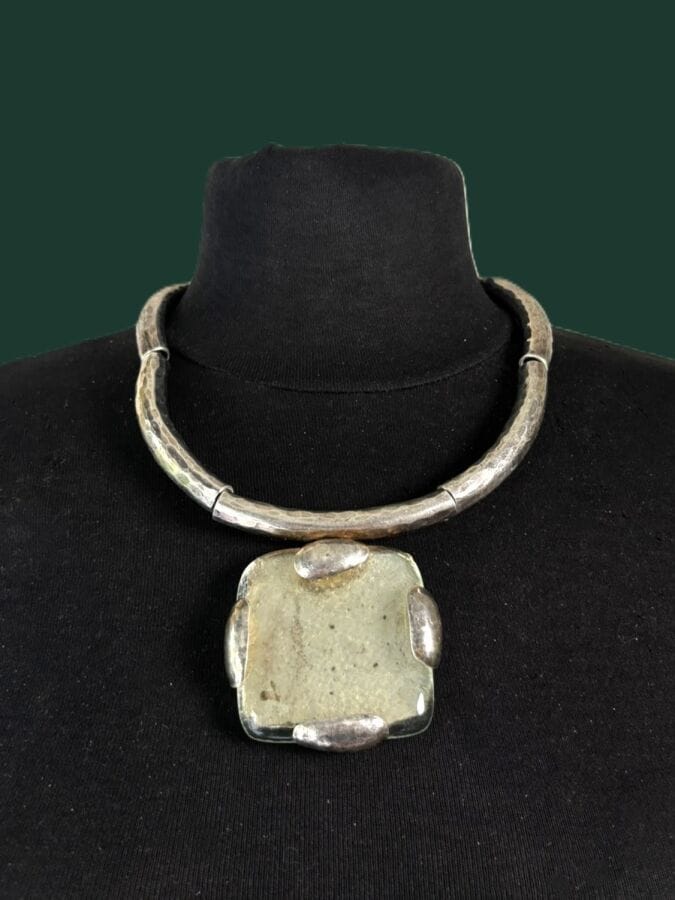 HERVE VAN DER STRAETEN Collier torque articulé à motif en métal argenté martelé et large cabochon de verre champagne - signé
Longueur 48 cm
