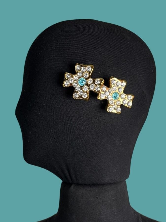 CHRISTIAN LACROIX Made in France Paire de clips d'oreilles croix en résine et métal doré strass bleus et blancs - signée                                                                                                                                                                     4x4 cm