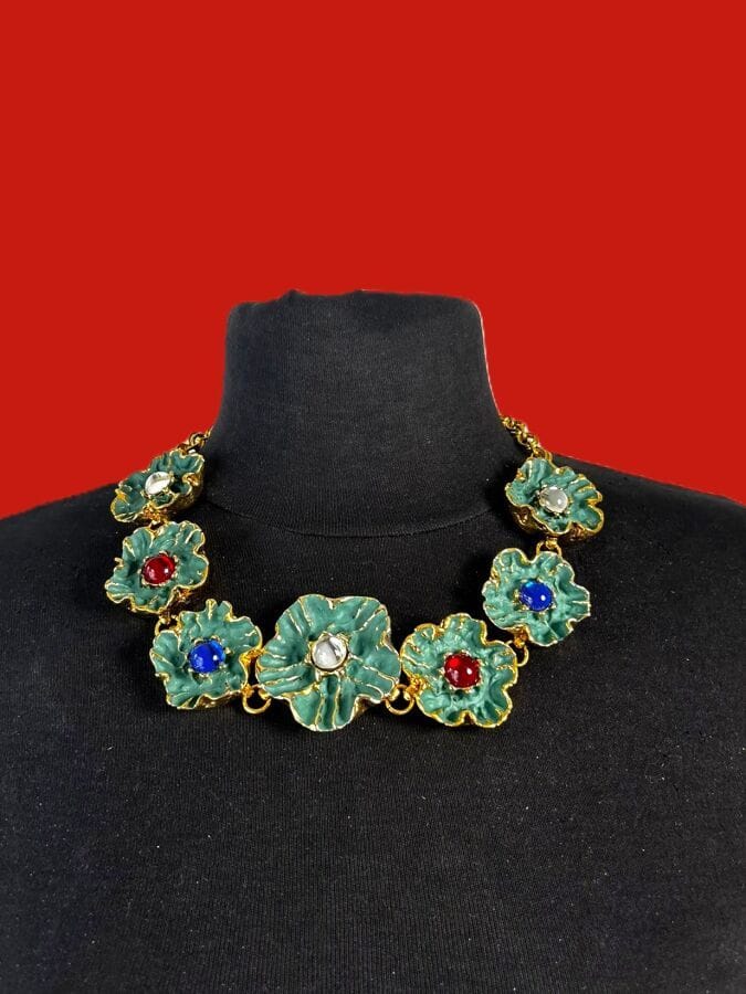 MARIA BARON Collier Libération de Paris en résine et cabochons bleu blanc rouge -siglé
Long : 45 cm