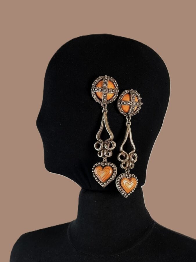 MARIA BARON Pair of heart-shaped resin drop earrings in silver—branded
Height: 13.5 cm