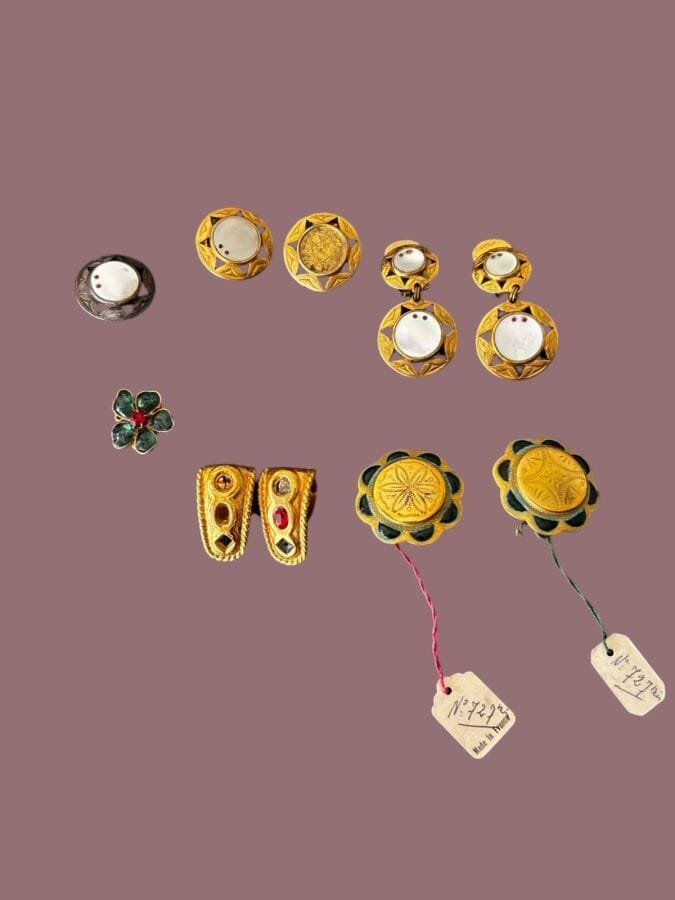 PAUL WIEGANT Paire de clips d'oreilles fleur en métal doré ciselé et pâte de verre verte (manque 1 clip) Diam 3cm Paire de clips d'oreilles godron en métal doré (manque de strass) Ht 2,5cm                                                                       2 Paires de clips d'oreilles en métal doré  pastilles de nacre et petits cabochons de pâte de verre rose (manque 1 pastille de nacre) Ht 4 cm et Diam 2,3 cm
PW Made in France Broche circulaire en métal argenté pastille de nacre et petits cabochons de pâte de verre rose - monogrammée Diam 2,3 cm
GRIPOIX Petit élément de bijou en métal doré et pâte de verre verte et rouge - non signé 
Diam 1,8 cm