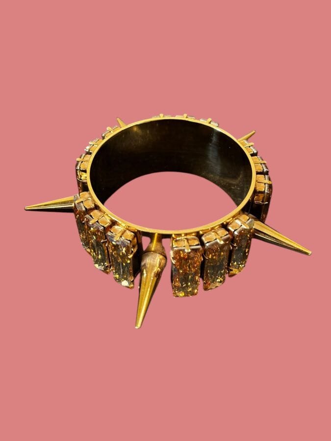 ALEXANDRE VAUTHIER Bracelet en métal doré et baguettes de strass dorées  - signé 
Diam : 7 cm
(au modèle du collier)