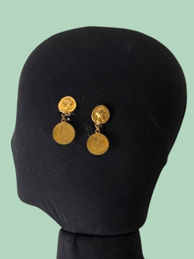 PAUL WIEGANT Paire de clips d'oreilles à pendants pièce de monnaie  en métal  doré - non signée                                                                                                     Ht 4,5 cm