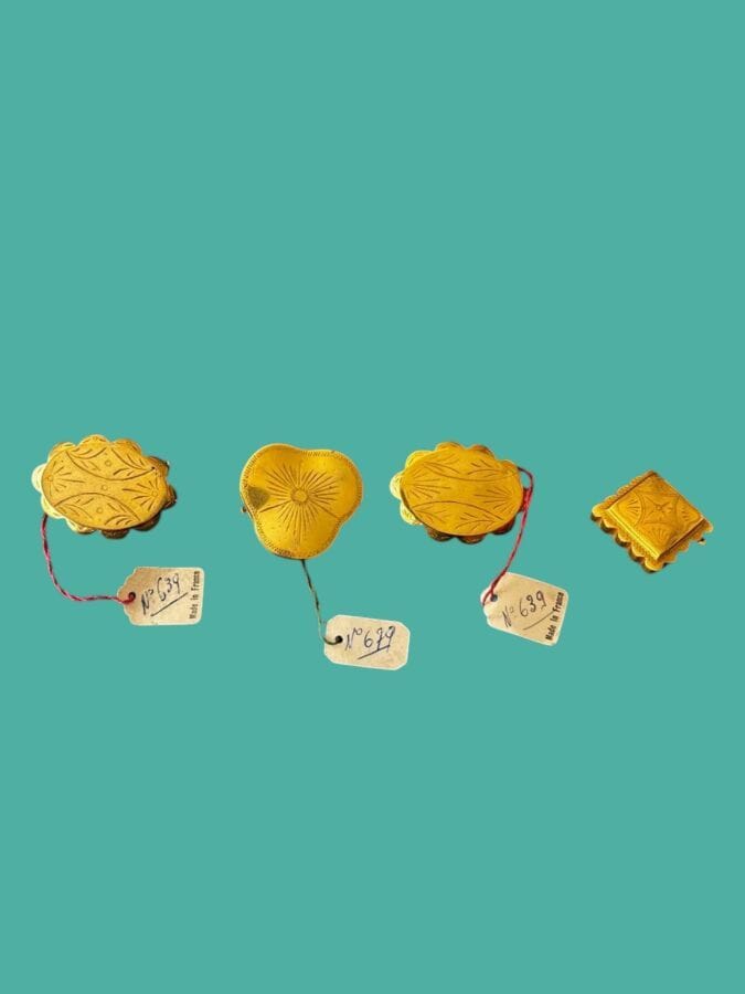 PAUL WIEGANT Made in France Lot de quatre Broches en métal doré ciselé - dont 2 monogrammées 
Longueur 3,5 et 3 cm et 2x2 cm
(manque 1 épingle)