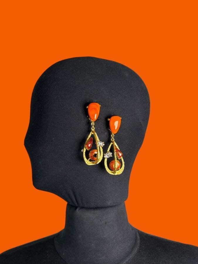 CHRISTIAN LACROIX Made in France  Paire de clips d'oreilles à pampille en métal doré cabochon de verre orange et vert strass et émail orangé - signée
Ht 9 cm