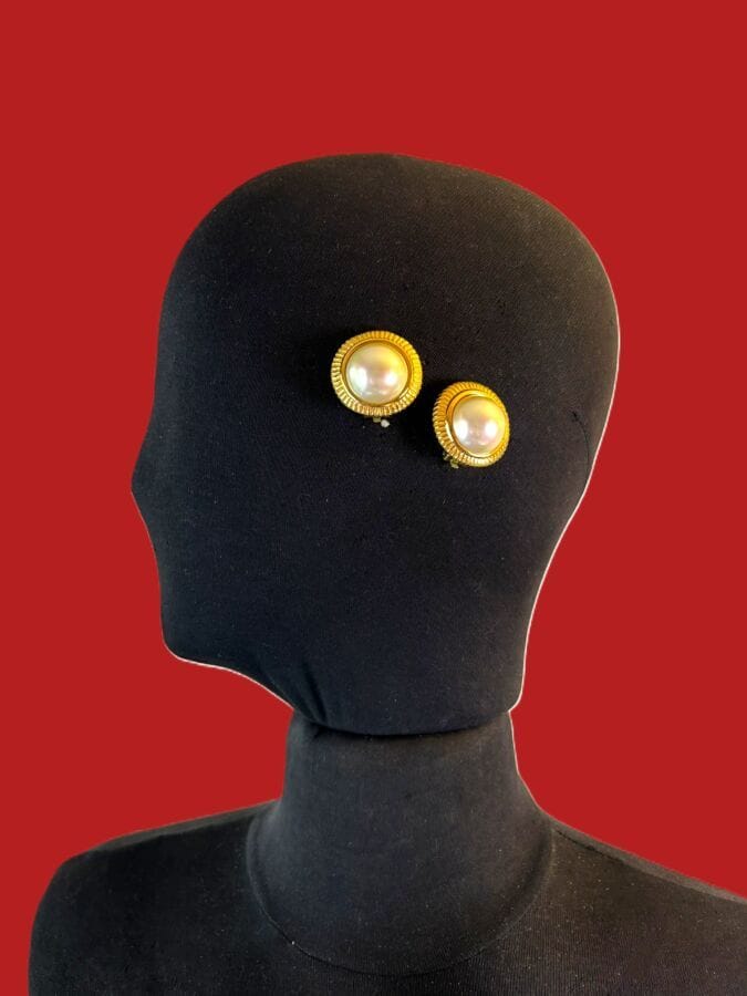 CHRISTIAN DIOR Germany  Paire de clips d'oreilles en métal doré  et bouton de perle nacrée - signée 
Diam : 2,8  cm