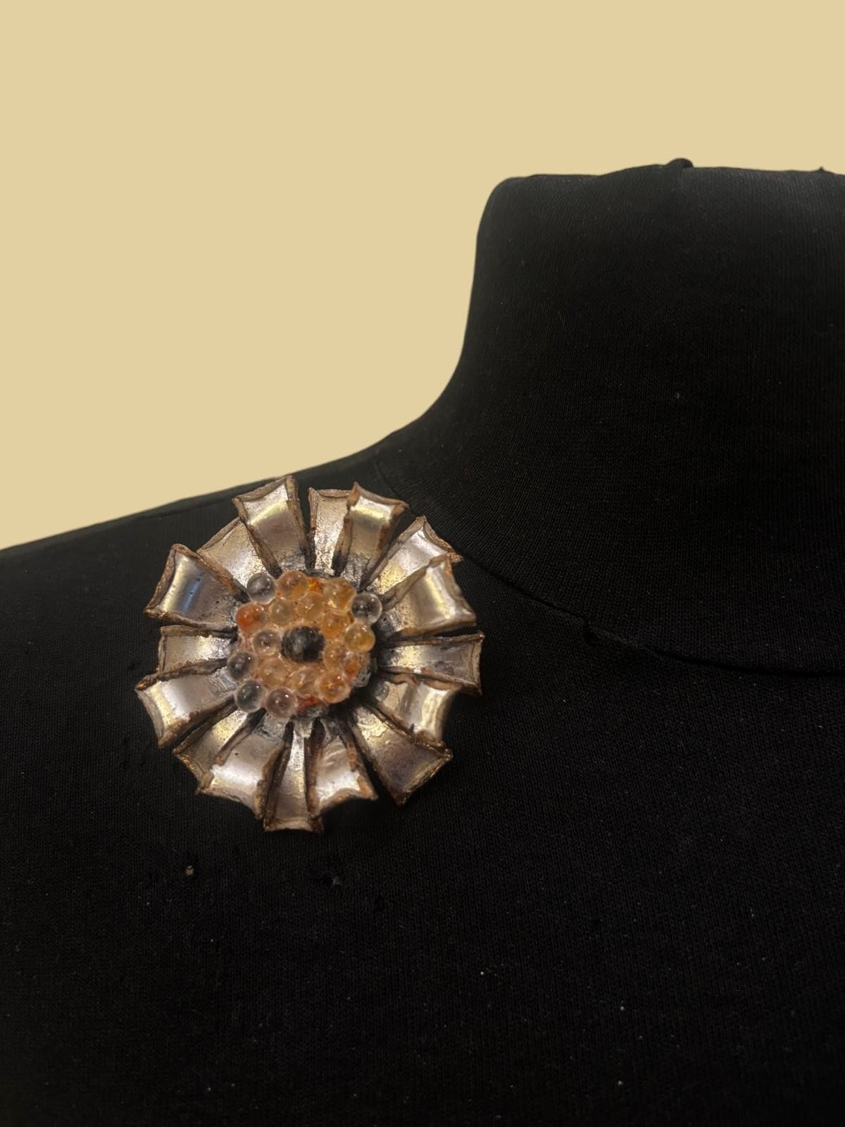 Attributed to LINA BARETTI Flower brooch made of silver-plated talosel and blown glass beads—unsigned
Diameter: 5.5 cm