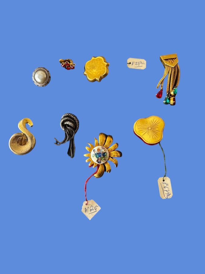 PAUL WIEGANT Made in France Lot de 8 Clips d'oreilles en métal doré ou argenté cabochon de verre coloré strass et perle nacrée - 2 signés et 3 étiquettes de stock