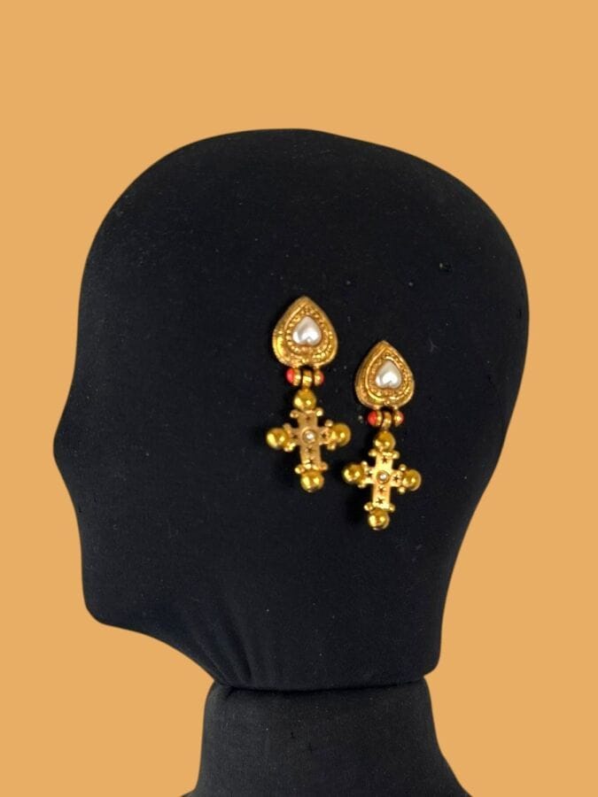 Attribué à  LOEWE Paire de clips d'oreilles coeur à pendentif croix en métal doré perles nacrées et verre corail - non signée
Ht 6,5 cm