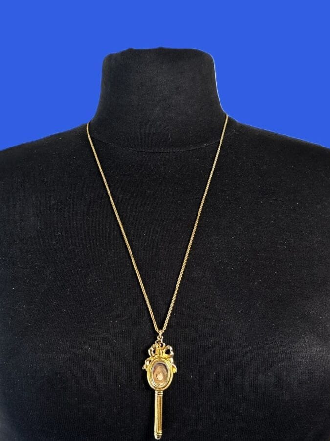 CHRISTIAN DIOR Germany Tour de cou et Pendentif miroir face à main en métal doré - signé et chiffré 
Tour de cou 60 cm
Pendentif 6 cm
(oxydation au miroir)