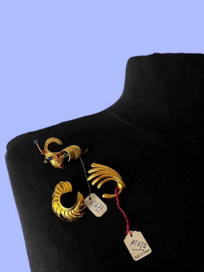 PAUL WIEGANT Trois broches feuillage en métal doré dont 1 ornée de strass de couleur - non signées et 2 étiquettes    Longueur  3,5 et 4 cm