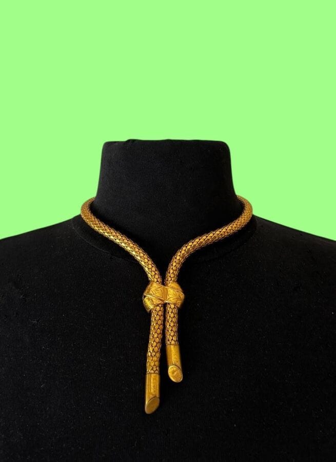 PAUL WIEGANT Collier négligé maille serpent en métal doré à motif ruban  gravé - non signé étiquette de stock                                                                     Ht  :26,5  cm
Longueur 37 cm