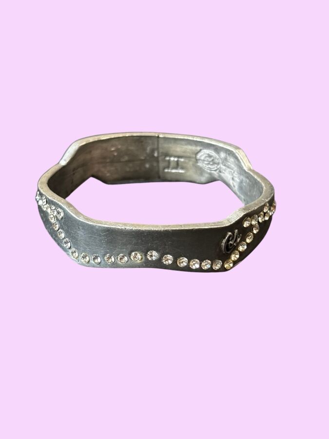 CHRISTIAN LACROIX Made in France Rigid bracelet in silver-plated metal with rhinestones—signed
Diameter: 6.5 cm
Width: 2 cm