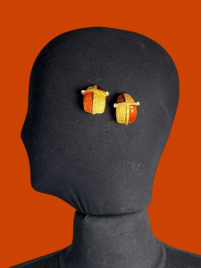 CHRISTIAN LACROIX Paire de clips d'oreilles en métal doré  émail orange et strass - signée 
Ht : 3,5 cm