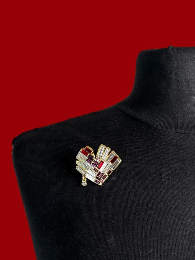 CHRISTIAN LACROIX Made in France  Broche coeur en métal doré et strass baguette blanc rouge et  rose - signée                                                             3,5x4 cm