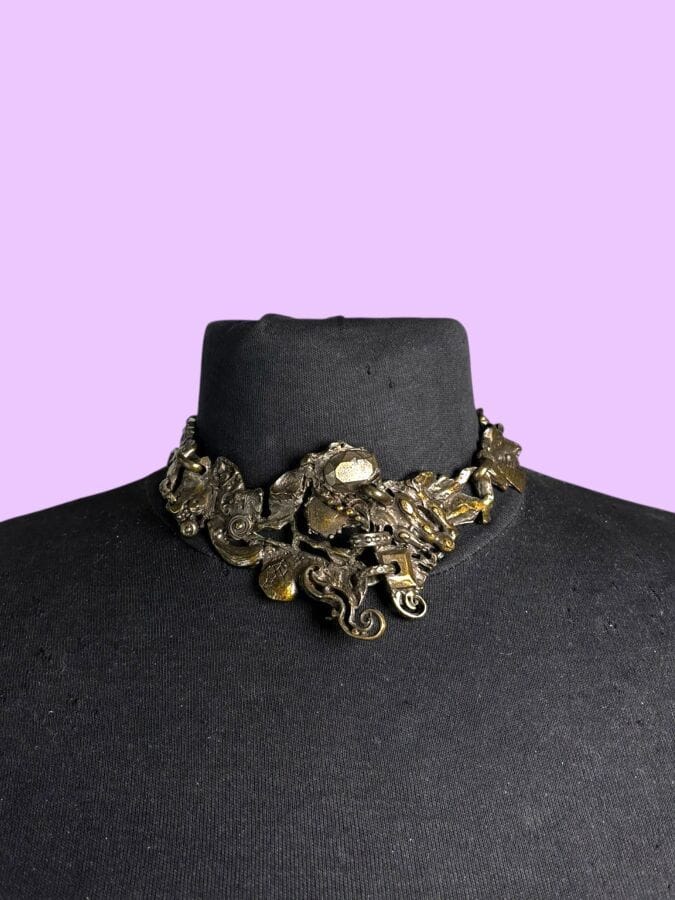 CHRISTIAN LACROIX Made in France Collier collerette articulé à motifs baroques en métal patiné bronze  - signé
L 36 cm