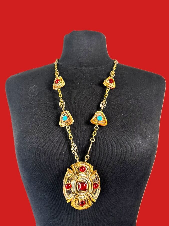 HENRY Patterned metal necklace with a Talosel pendant featuring red and turquoise glass cabochons—unsigned 
Length: 40 cm