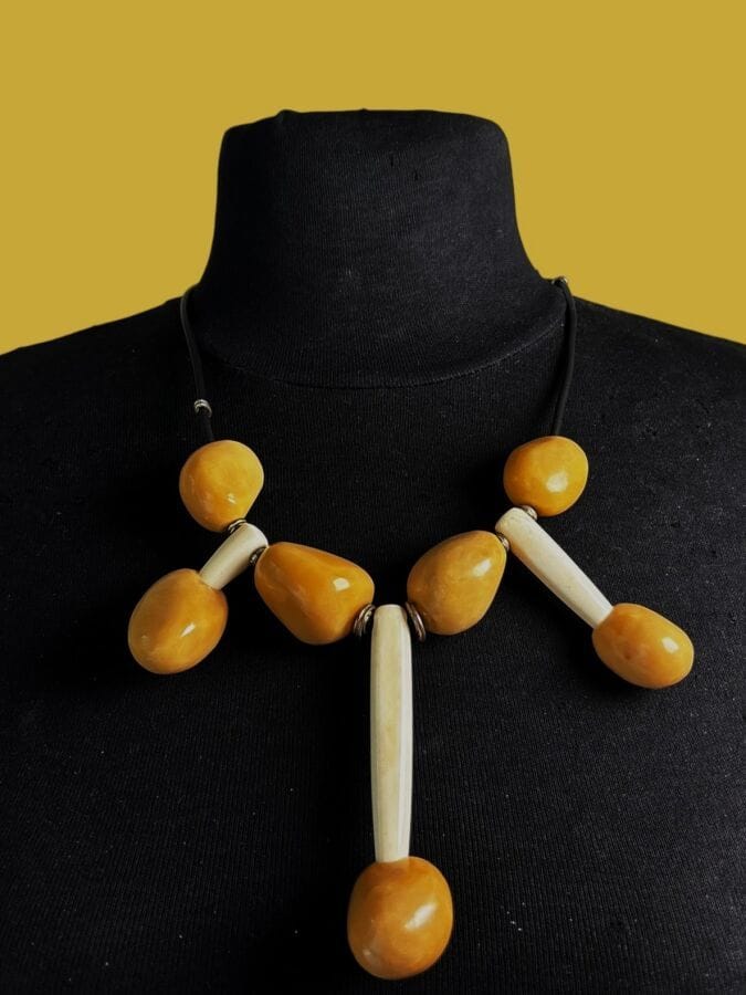 CHRISTIAN LACROIX Collier moderniste en caoutchouc et bakélite beige et ivoire - monogrammé 
Long : 60 cm