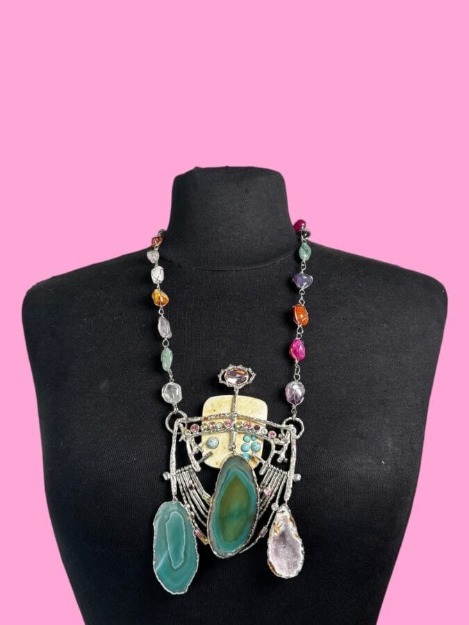 CHRISTIAN LACROIX Made in France  Abstract necklace in silver plated metal adorned with agate geode, semi-precious stones from Brazil, and multicolored rhinestones—unsigned
Length: 60 cm
Motif: 13 x 8 cm