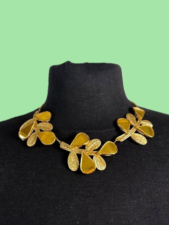 IRENA JAWORSKA Collier feuillage en résine  et miroir doré  - monogrammé 
Longueur  42 cm