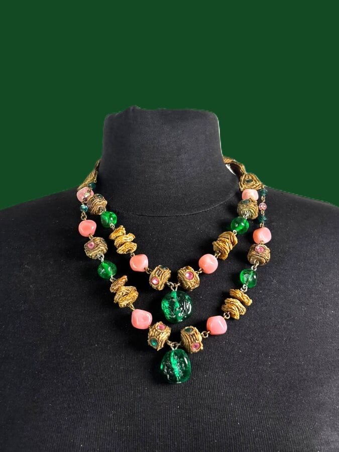 HENRY Collier 2 rangs en talosel perles de pâte de verre verte rose et strass - non signé
Longueur 47 cm