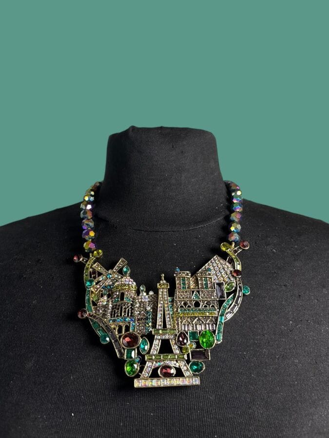 HEIDI DAUS "Les Monuments de Paris" Necklace in gold-plated metal and multicolored rhinestones - signed
Length: 52 cm (adjustable)
Motif: 9 cm