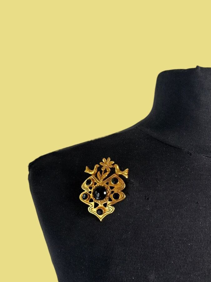 CHRISTIAN LACROIX Made in France Broche florale aux colombes en métal doré cabochon de verre et strass noirs - signée                                                                                                                                                                        H:5cm