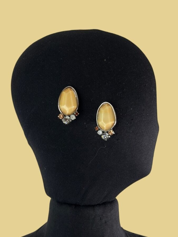 PHILIPPE FERRANDIS Paire de clips d'oreilles en métal chromé cabochon de résine facettée et strass - signée
Ht 4 cm