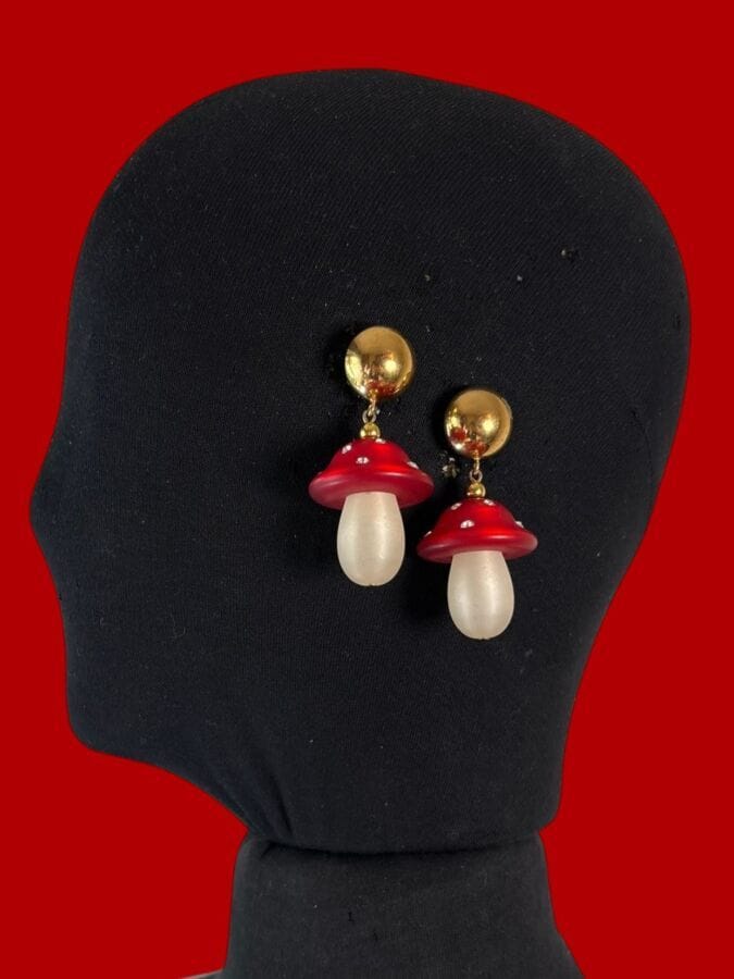 CARLO ZINI Paire de clips d'oreilles champignon en métal doré résine rouge et translucide dépolie et petits strass - signée
Ht 6 cm