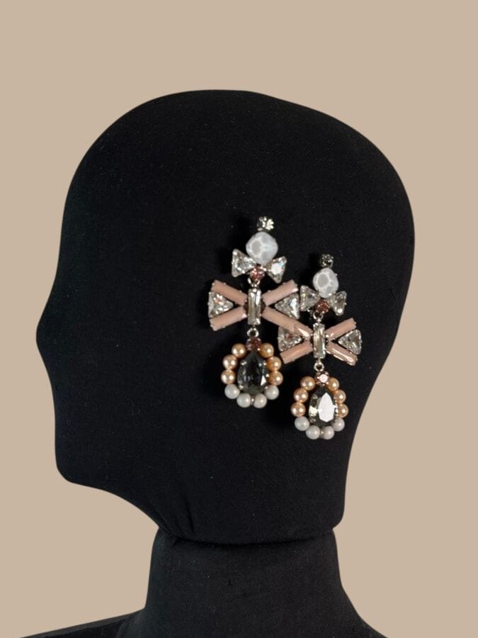 REMINISCENCE Paire de clips d'oreilles à noeud et pampille en métal chromé baguettes de verre perles nacrées et strass - monogramée 
Ht 8 cm