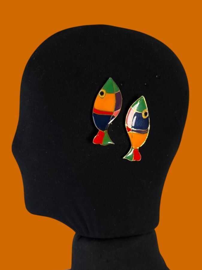 LOUIS FERAUD PARIS Paire de clips d'oreilles poisson en métal doré et émail polychrome  - signée 
Ht : 6 cm