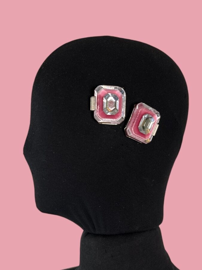 PIERRE CARDIN Paris Paire de clips d'oreilles en métal chromé à pans coupés en plexi translucide et rose - signée
3,5x3,5 cm