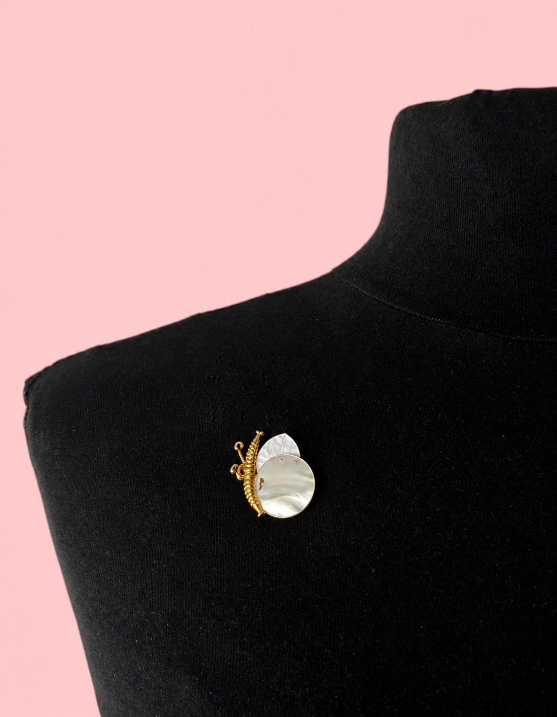 PAUL WIEGANT Broche papillon en métal  doré les ailes de nacre et petit strass rose à l'oeil - non signée                                                                                       Ht 2,8 cm