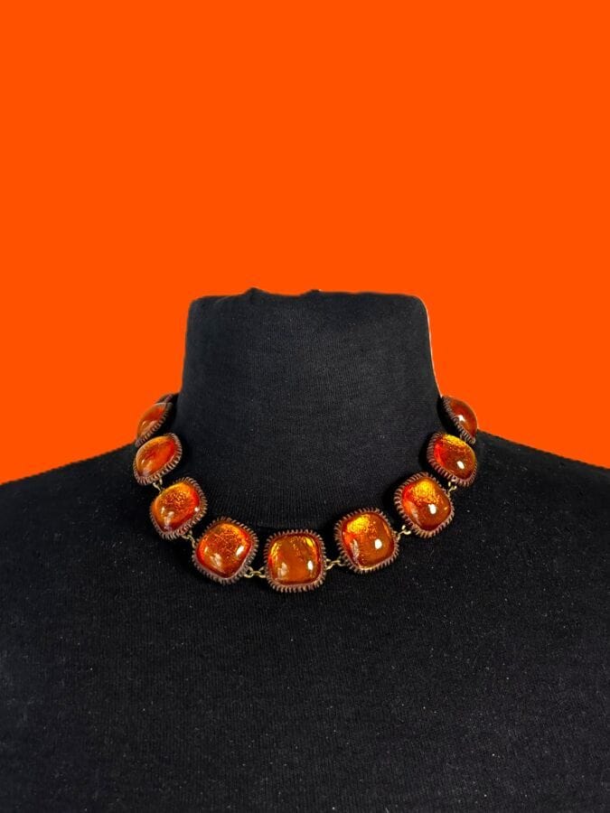 DENISE GATARD Collier en métal patiné et motifs à cabochons de résine orange - non signé
Longueur 47 cm