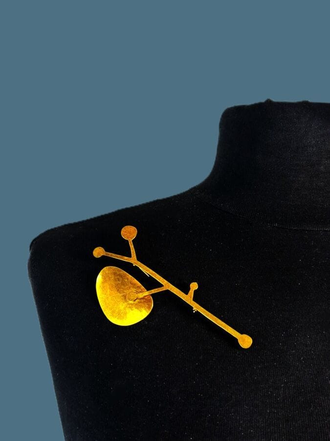 VAN DER STRAETEN Broche moderniste en métal doré martelé - signée
Ht 11 cm