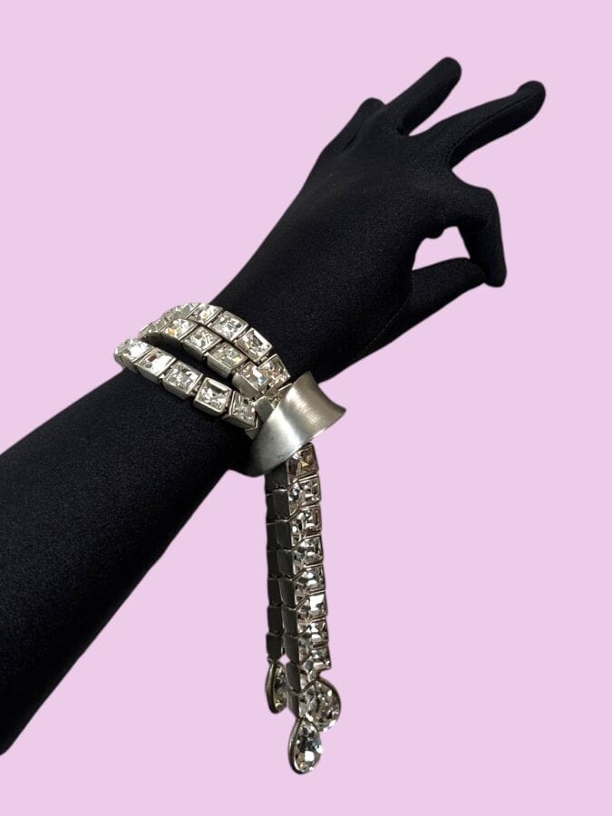 THIERRY MUGLER Bracelet volute semi rigide à pampilles de strass carrés et poires - monogrammé 
Long : 28 cm
