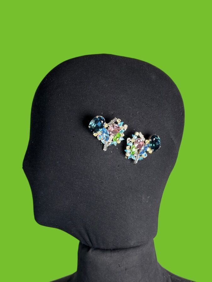 CHRISTIAN LACROIX Made in France Paire de clips d'oreilles patiné argent et strass polychromes et verres taillés - signée
3x3,8 cm