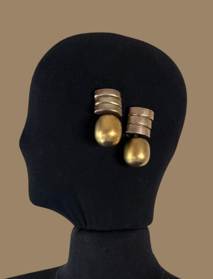 CATHERINE NOLL Paire de clips d'oreilles godron à gland en métal doré - non signée
Ht 5,5 cm