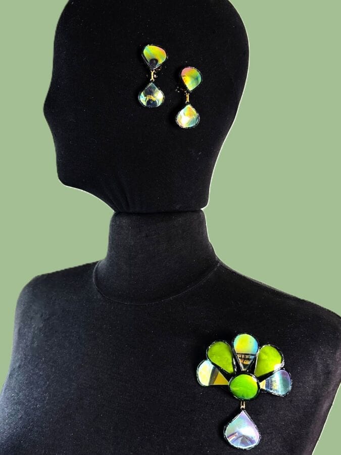 IRENA JAWORSKA Demi-parure Broche et Paire de clips d'oreilles en résine noire et miroir vert et bleui   - monogrammée
7x8 cm
Ht clip 4 cm