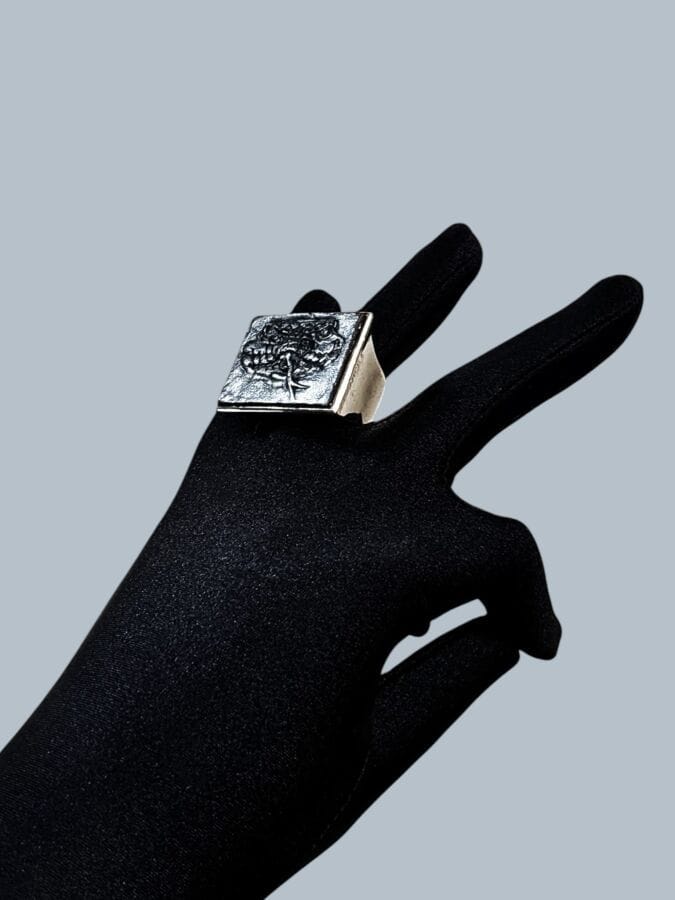 DIOR PARIS Bague tête de serpent en métal argenté et cuir noir - signé
TDD : 59 cm