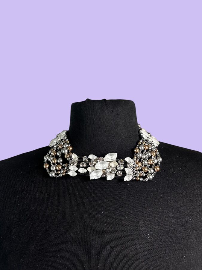 DANIEL SWAROVSKI par PHILLIPE FERRANDIS Collier en métal patine argent orné de strass transparent et gris - signé 
Long : 40 cm