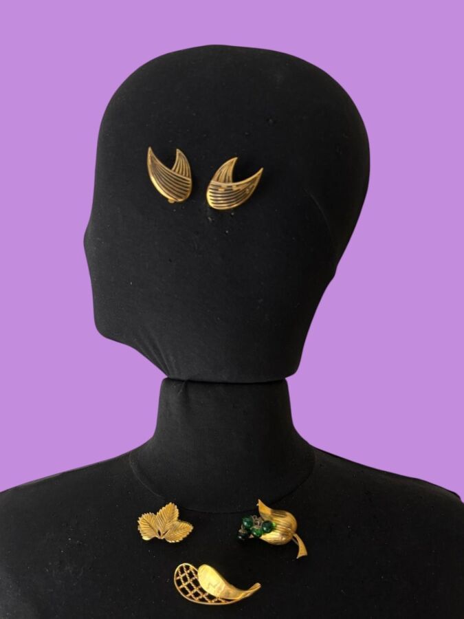 PAUL WIEGANT Lot de  Trois broches en métal doré dont 1 avec perles de verre vert et une Paire de clips d'oreilles en métal doré et émail noir - non signées 
Broches 5 et 3,5 cm
Clips 3,5 cm
(usure d'émail)