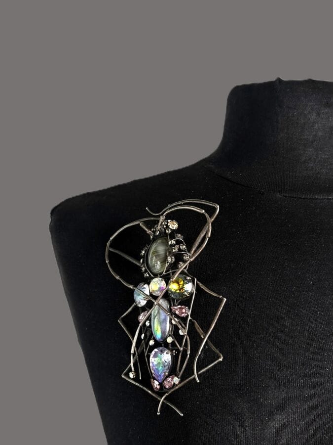 Beetle brooch in blackened metal Unique piece and multicolored rhinestones
12 x 9 cm