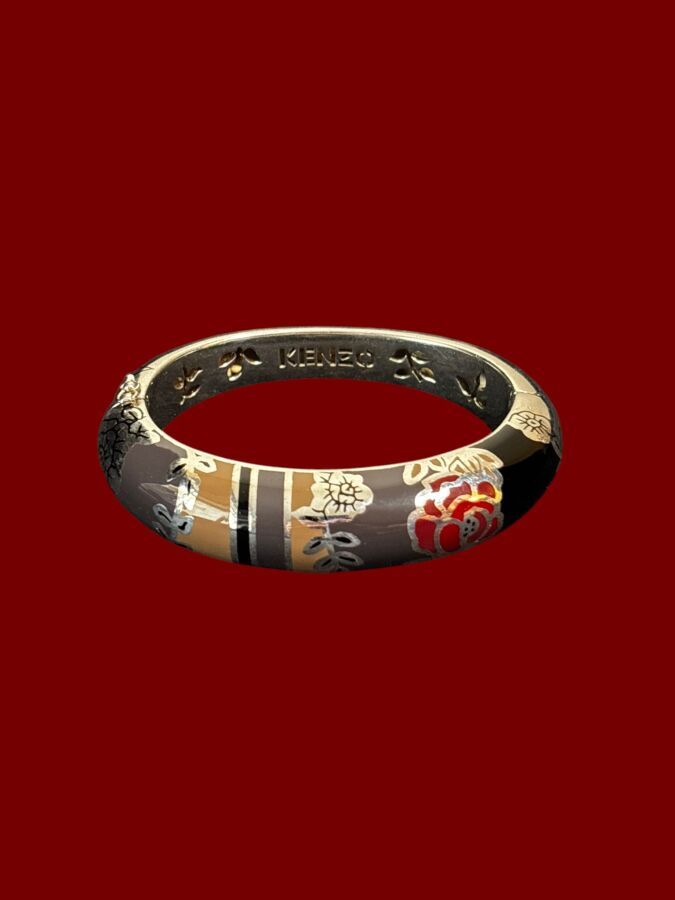 KENZO Rigid hinged bracelet in 925 sterling silver with enameled floral design—signed
Gross weight 85.3 g
6x4 cm