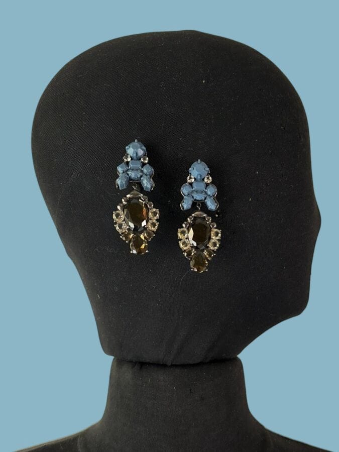 EK THONGPRASERT ANTWERP Paire de boucles d'oreilles en métall patine grise ornée de strass polychrome - signé 
Ht : 6 cm 
Dans sa boîte d'origine
