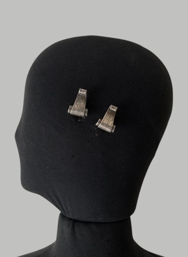 PAUL WIEGANT Paire de clips d'oreilles à enroulement en métal argenté ciselé - non signée 
Ht 2,8 cm
