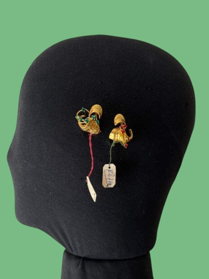 PAUL WIEGANT Deux  clips d'oreilles en métal doré et strass verts et rouges - non signées étiquettes de stock                                                                           Ht 2,5 cm